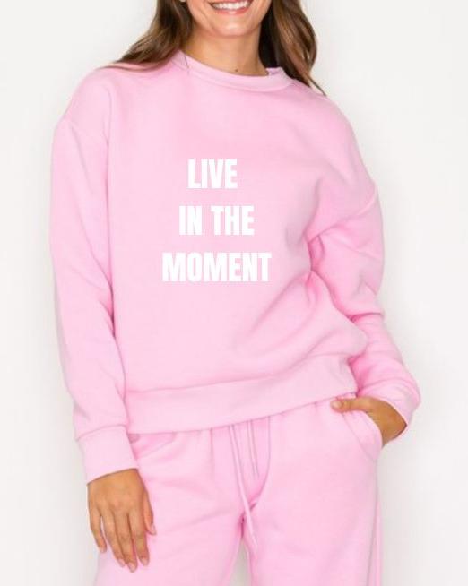 GRAPHIC SWEATSHIRT "LIVE IN THE MOMENT"