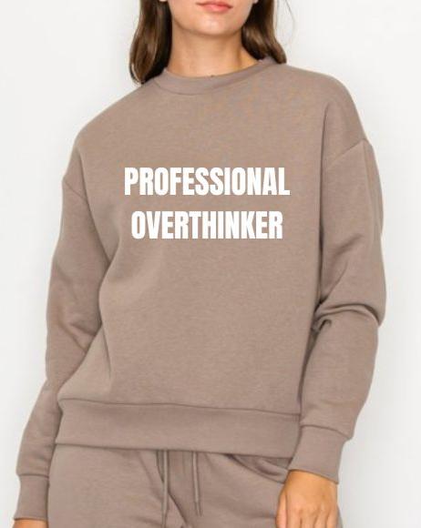 GRAPHIC SWEATSHIRT "PROFESSIONAL OVERTHINKER"